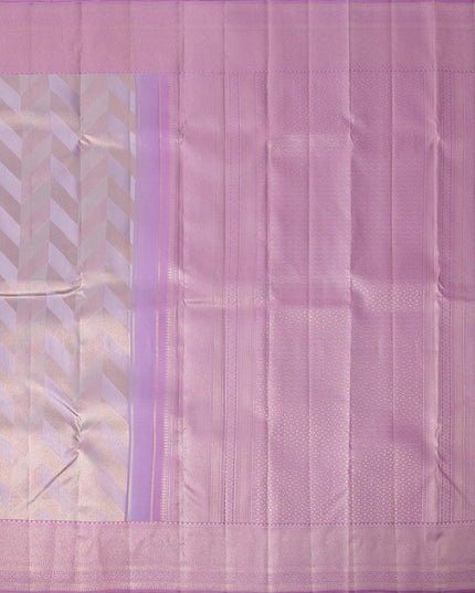 ساري كانجيفارام من الحرير الخالص بلون اللافندر، مع لوحة شيفرون هندسية منسوجة يدويًا وحواف متباينة، بطول 5.5 متر مع قطعة بلوزة، من أصل هندي - D22704