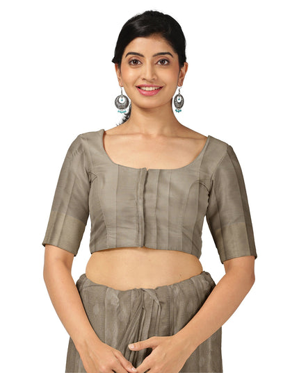 ساري كانجيفارام من الحرير الخالص بلون أخضر زيتوني، بنسيج مخطط يدويًا ولمسة نهائية رقيقة من قماش زاري، بطول 5.5 متر مع قطعة بلوزة، من أصل هندي - D22709