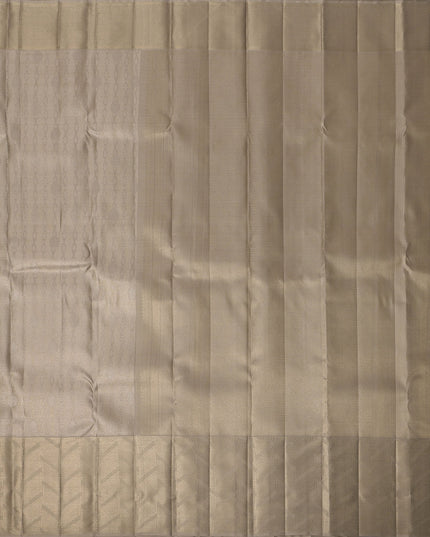 ساري كانجيفارام من الحرير الخالص بلون أخضر زيتوني، بنسيج مخطط يدويًا ولمسة نهائية رقيقة من قماش زاري، بطول 5.5 متر مع قطعة بلوزة، من أصل هندي - D22709