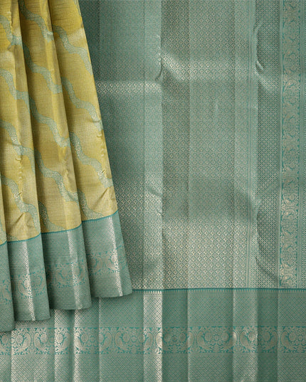 ساري كانجيفارام من الحرير الخالص باللونين الأخضر النعناعي والأصفر، بنمط موجة منسوج يدويًا وحواف زاري مزخرفة، بطول 5.5 متر مع قطعة بلوزة، من أصل هندي - D22714