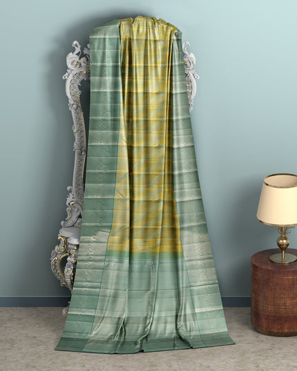 ساري كانجيفارام من الحرير الخالص باللونين الأخضر النعناعي والأصفر، بنمط موجة منسوج يدويًا وحواف زاري مزخرفة، بطول 5.5 متر مع قطعة بلوزة، من أصل هندي - D22714