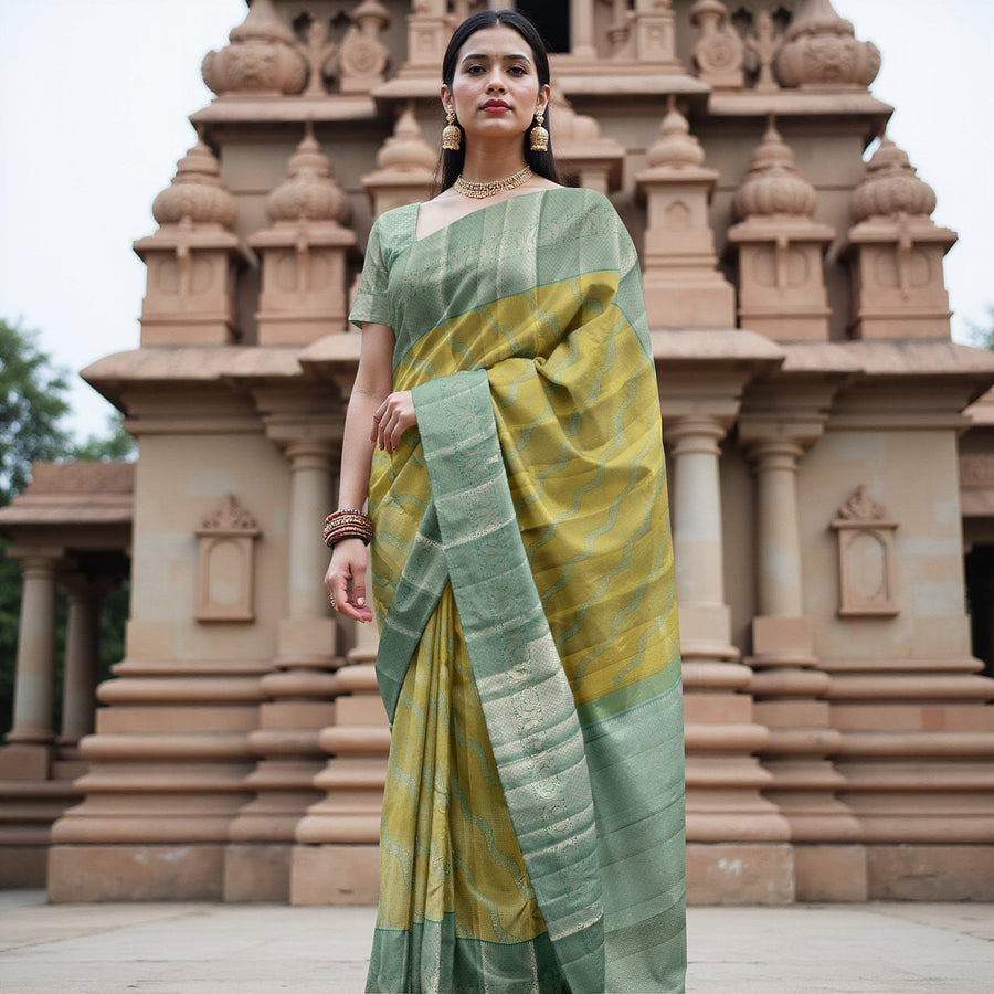 ساري كانجيفارام من الحرير الخالص باللونين الأخضر النعناعي والأصفر، بنمط موجة منسوج يدويًا وحواف زاري مزخرفة، بطول 5.5 متر مع قطعة بلوزة، من أصل هندي - D22714