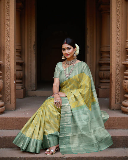 ساري كانجيفارام من الحرير الخالص باللونين الأخضر النعناعي والأصفر، بنمط موجة منسوج يدويًا وحواف زاري مزخرفة، بطول 5.5 متر مع قطعة بلوزة، من أصل هندي - D22714