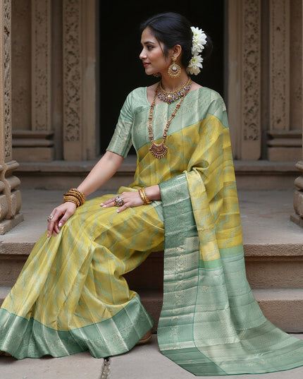 ساري كانجيفارام من الحرير الخالص باللونين الأخضر النعناعي والأصفر، بنمط موجة منسوج يدويًا وحواف زاري مزخرفة، بطول 5.5 متر مع قطعة بلوزة، من أصل هندي - D22714