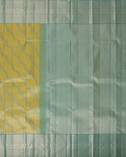 ساري كانجيفارام من الحرير الخالص باللونين الأخضر النعناعي والأصفر، بنمط موجة منسوج يدويًا وحواف زاري مزخرفة، بطول 5.5 متر مع قطعة بلوزة، من أصل هندي - D22714