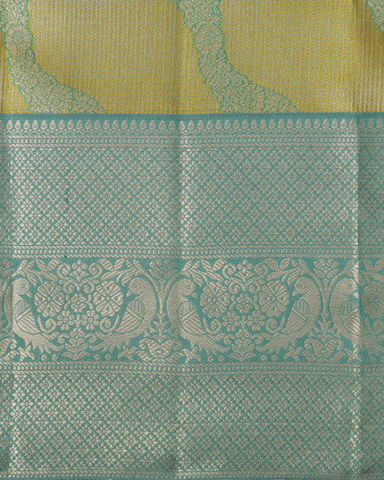 ساري كانجيفارام من الحرير الخالص باللونين الأخضر النعناعي والأصفر، بنمط موجة منسوج يدويًا وحواف زاري مزخرفة، بطول 5.5 متر مع قطعة بلوزة، من أصل هندي - D22714
