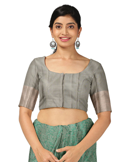 ساري كانجيفارام من الحرير الخالص باللونين البيج والأخضر البحري مع جال مزهر منسوج يدويًا وحواف زاري متباينة، 5.5 متر مع قطعة بلوزة، أصله من الهند - D22716