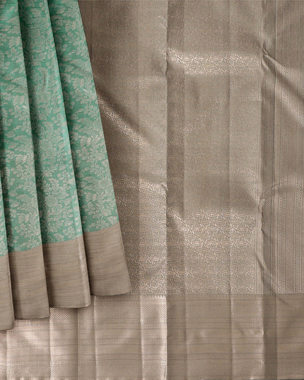 ساري كانجيفارام من الحرير الخالص باللونين البيج والأخضر البحري مع جال مزهر منسوج يدويًا وحواف زاري متباينة، 5.5 متر مع قطعة بلوزة، أصله من الهند - D22716