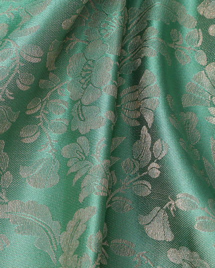 ساري كانجيفارام من الحرير الخالص باللونين البيج والأخضر البحري مع جال مزهر منسوج يدويًا وحواف زاري متباينة، 5.5 متر مع قطعة بلوزة، أصله من الهند - D22716