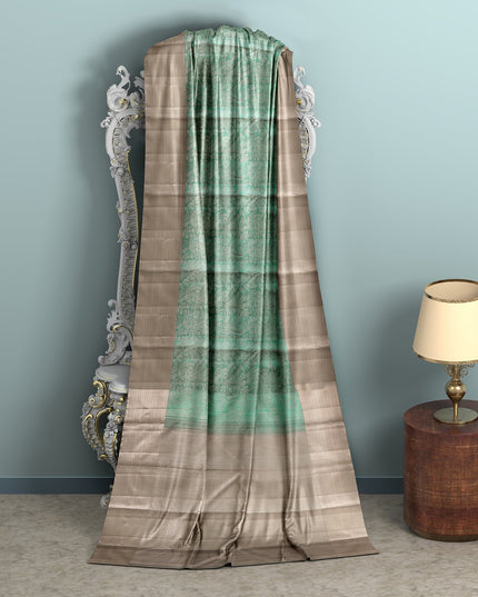 ساري كانجيفارام من الحرير الخالص باللونين البيج والأخضر البحري مع جال مزهر منسوج يدويًا وحواف زاري متباينة، 5.5 متر مع قطعة بلوزة، أصله من الهند - D22716