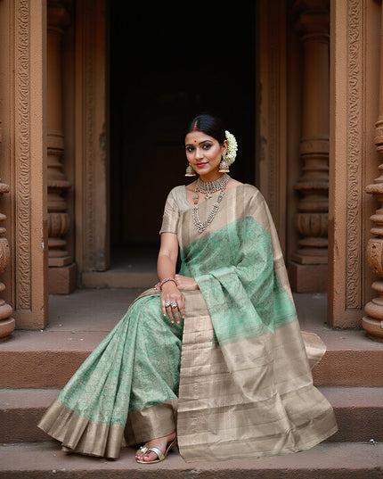 ساري كانجيفارام من الحرير الخالص باللونين البيج والأخضر البحري مع جال مزهر منسوج يدويًا وحواف زاري متباينة، 5.5 متر مع قطعة بلوزة، أصله من الهند - D22716