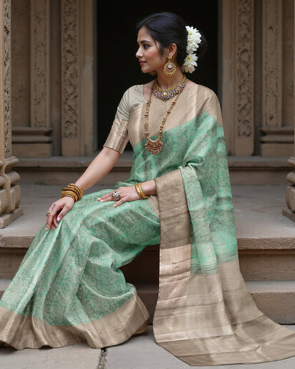 ساري كانجيفارام من الحرير الخالص باللونين البيج والأخضر البحري مع جال مزهر منسوج يدويًا وحواف زاري متباينة، 5.5 متر مع قطعة بلوزة، أصله من الهند - D22716
