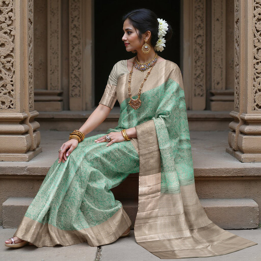 ساري كانجيفارام من الحرير الخالص باللونين البيج والأخضر البحري مع جال مزهر منسوج يدويًا وحواف زاري متباينة، 5.5 متر مع قطعة بلوزة، أصله من الهند - D22716