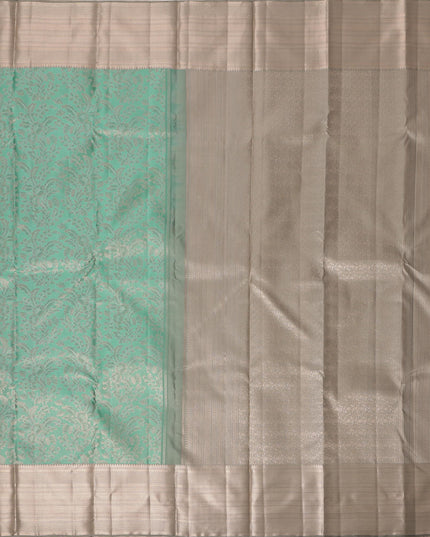 ساري كانجيفارام من الحرير الخالص باللونين البيج والأخضر البحري مع جال مزهر منسوج يدويًا وحواف زاري متباينة، 5.5 متر مع قطعة بلوزة، أصله من الهند - D22716