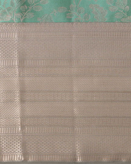 ساري كانجيفارام من الحرير الخالص باللونين البيج والأخضر البحري مع جال مزهر منسوج يدويًا وحواف زاري متباينة، 5.5 متر مع قطعة بلوزة، أصله من الهند - D22716