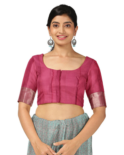 ساري كانجيفارام من الحرير الخالص باللون الأزرق الفاتح والوردي مع زخارف نباتية منسوجة يدويًا وحواف زاري منقوشة، بطول 5.5 متر مع قطعة بلوزة، من أصل هندي - D22717