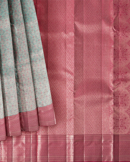 ساري كانجيفارام من الحرير الخالص باللون الأزرق الفاتح والوردي مع زخارف نباتية منسوجة يدويًا وحواف زاري منقوشة، بطول 5.5 متر مع قطعة بلوزة، من أصل هندي - D22717