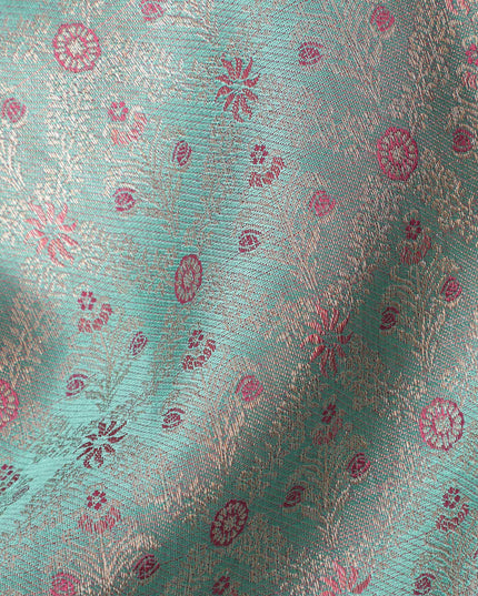 ساري كانجيفارام من الحرير الخالص باللون الأزرق الفاتح والوردي مع زخارف نباتية منسوجة يدويًا وحواف زاري منقوشة، بطول 5.5 متر مع قطعة بلوزة، من أصل هندي - D22717