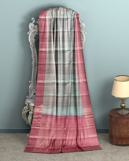 ساري كانجيفارام من الحرير الخالص باللون الأزرق الفاتح والوردي مع زخارف نباتية منسوجة يدويًا وحواف زاري منقوشة، بطول 5.5 متر مع قطعة بلوزة، من أصل هندي - D22717