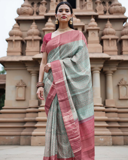 ساري كانجيفارام من الحرير الخالص باللون الأزرق الفاتح والوردي مع زخارف نباتية منسوجة يدويًا وحواف زاري منقوشة، بطول 5.5 متر مع قطعة بلوزة، من أصل هندي - D22717