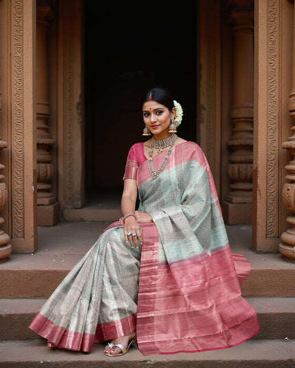 ساري كانجيفارام من الحرير الخالص باللون الأزرق الفاتح والوردي مع زخارف نباتية منسوجة يدويًا وحواف زاري منقوشة، بطول 5.5 متر مع قطعة بلوزة، من أصل هندي - D22717