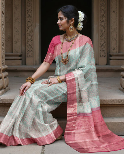 ساري كانجيفارام من الحرير الخالص باللون الأزرق الفاتح والوردي مع زخارف نباتية منسوجة يدويًا وحواف زاري منقوشة، بطول 5.5 متر مع قطعة بلوزة، من أصل هندي - D22717