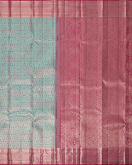 ساري كانجيفارام من الحرير الخالص باللون الأزرق الفاتح والوردي مع زخارف نباتية منسوجة يدويًا وحواف زاري منقوشة، بطول 5.5 متر مع قطعة بلوزة، من أصل هندي - D22717