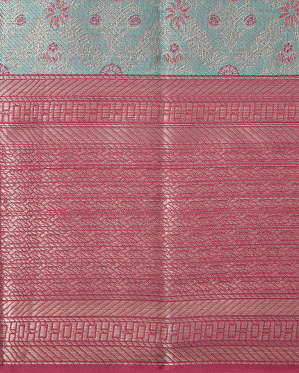 ساري كانجيفارام من الحرير الخالص باللون الأزرق الفاتح والوردي مع زخارف نباتية منسوجة يدويًا وحواف زاري منقوشة، بطول 5.5 متر مع قطعة بلوزة، من أصل هندي - D22717