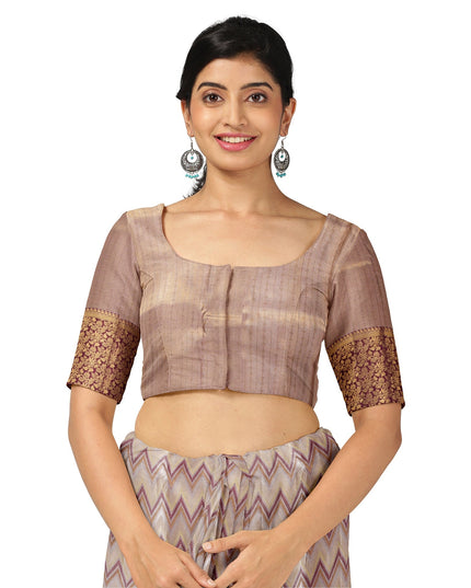 ساري كانجيفارام من الحرير الخالص باللون الوردي والأحمر الداكن بتصميم متعرج هندسي منسوج يدويًا وحواف زاري زهرية غنية، بطول 5.5 متر مع قطعة بلوزة، من أصل هندي - D22718