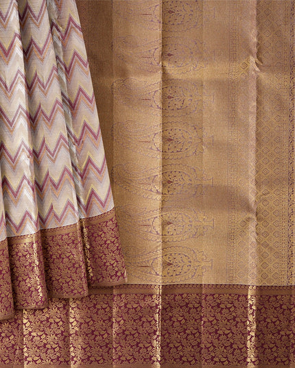 ساري كانجيفارام من الحرير الخالص باللون الوردي والأحمر الداكن بتصميم متعرج هندسي منسوج يدويًا وحواف زاري زهرية غنية، بطول 5.5 متر مع قطعة بلوزة، من أصل هندي - D22718