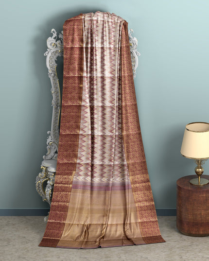 ساري كانجيفارام من الحرير الخالص باللون الوردي والأحمر الداكن بتصميم متعرج هندسي منسوج يدويًا وحواف زاري زهرية غنية، بطول 5.5 متر مع قطعة بلوزة، من أصل هندي - D22718