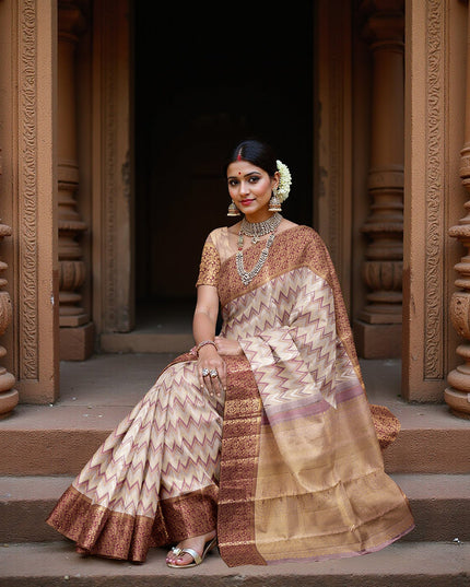 ساري كانجيفارام من الحرير الخالص باللون الوردي والأحمر الداكن بتصميم متعرج هندسي منسوج يدويًا وحواف زاري زهرية غنية، بطول 5.5 متر مع قطعة بلوزة، من أصل هندي - D22718