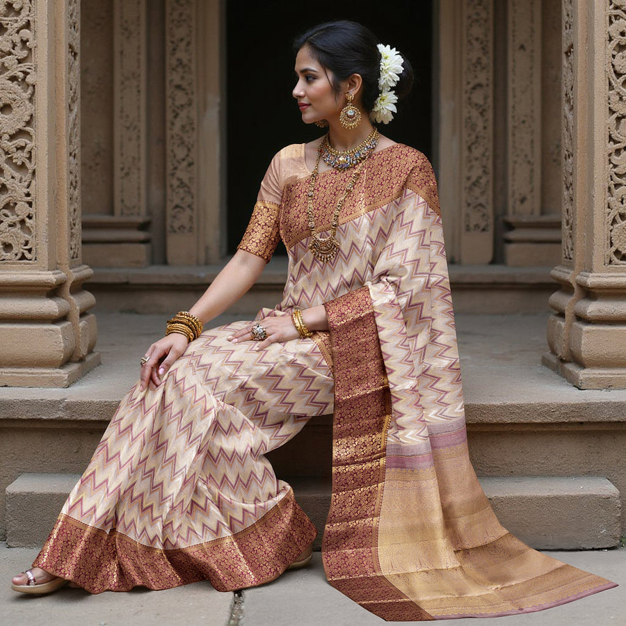 ساري كانجيفارام من الحرير الخالص باللون الوردي والأحمر الداكن بتصميم متعرج هندسي منسوج يدويًا وحواف زاري زهرية غنية، بطول 5.5 متر مع قطعة بلوزة، من أصل هندي - D22718