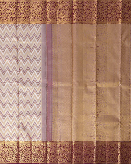 ساري كانجيفارام من الحرير الخالص باللون الوردي والأحمر الداكن بتصميم متعرج هندسي منسوج يدويًا وحواف زاري زهرية غنية، بطول 5.5 متر مع قطعة بلوزة، من أصل هندي - D22718