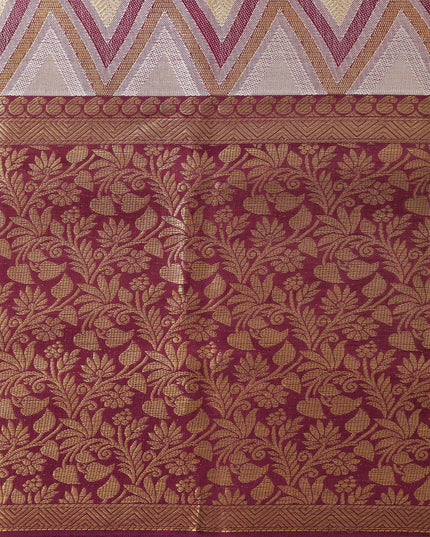 ساري كانجيفارام من الحرير الخالص باللون الوردي والأحمر الداكن بتصميم متعرج هندسي منسوج يدويًا وحواف زاري زهرية غنية، بطول 5.5 متر مع قطعة بلوزة، من أصل هندي - D22718