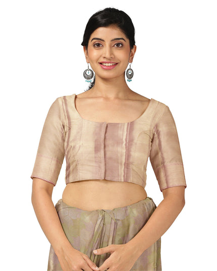 ساري كانجيفارام من الحرير الخالص بلون الشمبانيا الذهبي والخوخي، مزين بزخارف نباتية منسوجة يدويًا على شكل كرمة زهرية وحواف زاري منقوشة بدقة، بطول 5.5 متر مع بلوزة، من أصل هندي - D22719