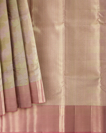 ساري كانجيفارام من الحرير الخالص بلون الشمبانيا الذهبي والخوخي، مزين بزخارف نباتية منسوجة يدويًا على شكل كرمة زهرية وحواف زاري منقوشة بدقة، بطول 5.5 متر مع بلوزة، من أصل هندي - D22719