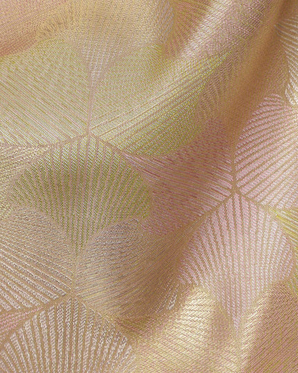 ساري كانجيفارام من الحرير الخالص بلون الشمبانيا الذهبي والخوخي، مزين بزخارف نباتية منسوجة يدويًا على شكل كرمة زهرية وحواف زاري منقوشة بدقة، بطول 5.5 متر مع بلوزة، من أصل هندي - D22719