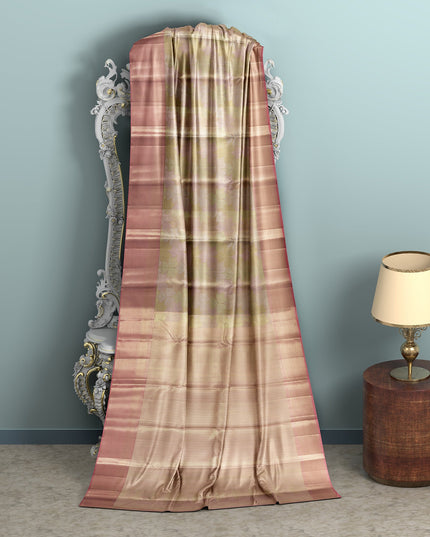 ساري كانجيفارام من الحرير الخالص بلون الشمبانيا الذهبي والخوخي، مزين بزخارف نباتية منسوجة يدويًا على شكل كرمة زهرية وحواف زاري منقوشة بدقة، بطول 5.5 متر مع بلوزة، من أصل هندي - D22719