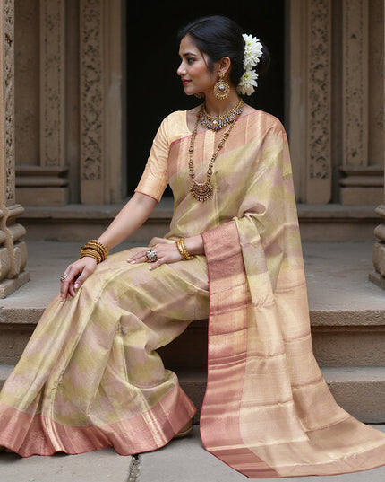 ساري كانجيفارام من الحرير الخالص بلون الشمبانيا الذهبي والخوخي، مزين بزخارف نباتية منسوجة يدويًا على شكل كرمة زهرية وحواف زاري منقوشة بدقة، بطول 5.5 متر مع بلوزة، من أصل هندي - D22719