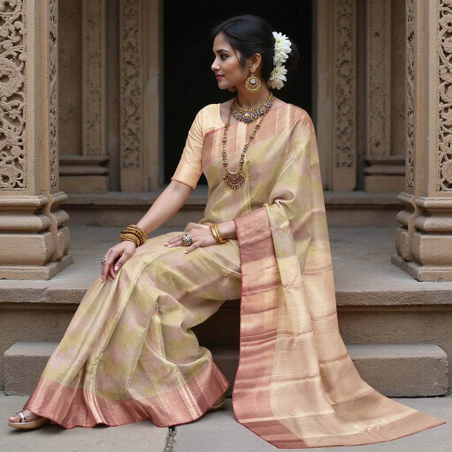 ساري كانجيفارام من الحرير الخالص بلون الشمبانيا الذهبي والخوخي، مزين بزخارف نباتية منسوجة يدويًا على شكل كرمة زهرية وحواف زاري منقوشة بدقة، بطول 5.5 متر مع بلوزة، من أصل هندي - D22719