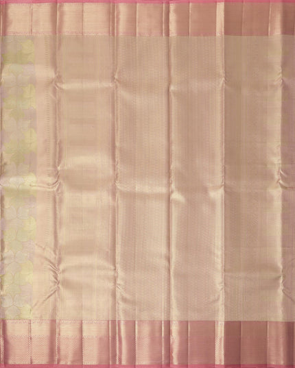 ساري كانجيفارام من الحرير الخالص بلون الشمبانيا الذهبي والخوخي، مزين بزخارف نباتية منسوجة يدويًا على شكل كرمة زهرية وحواف زاري منقوشة بدقة، بطول 5.5 متر مع بلوزة، من أصل هندي - D22719