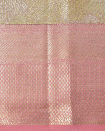 ساري كانجيفارام من الحرير الخالص بلون الشمبانيا الذهبي والخوخي، مزين بزخارف نباتية منسوجة يدويًا على شكل كرمة زهرية وحواف زاري منقوشة بدقة، بطول 5.5 متر مع بلوزة، من أصل هندي - D22719