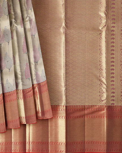 ساري كانجيفارام من الحرير الخالص بلون النحاس الذهبي، مزين بزخارف نباتية منسوجة يدويًا وحواف منقوشة متباينة، بطول 5.5 متر مع بلوزة، من أصل هندي - D22722