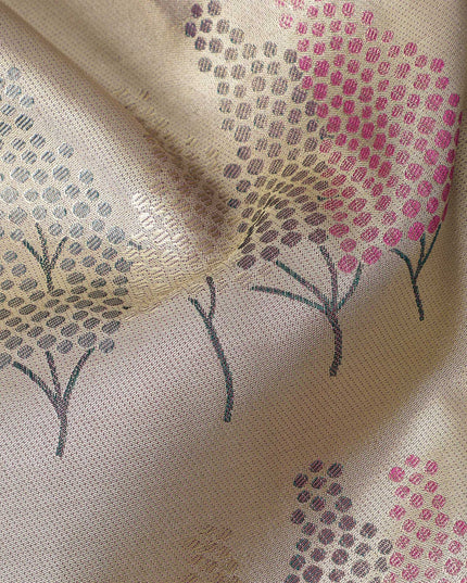 ساري كانجيفارام من الحرير الخالص بلون النحاس الذهبي، مزين بزخارف نباتية منسوجة يدويًا وحواف منقوشة متباينة، بطول 5.5 متر مع بلوزة، من أصل هندي - D22722