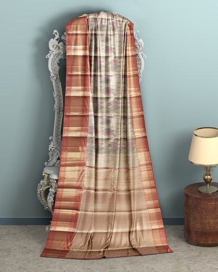 ساري كانجيفارام من الحرير الخالص بلون النحاس الذهبي، مزين بزخارف نباتية منسوجة يدويًا وحواف منقوشة متباينة، بطول 5.5 متر مع بلوزة، من أصل هندي - D22722