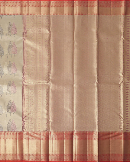 ساري كانجيفارام من الحرير الخالص بلون النحاس الذهبي، مزين بزخارف نباتية منسوجة يدويًا وحواف منقوشة متباينة، بطول 5.5 متر مع بلوزة، من أصل هندي - D22722