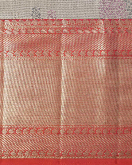 ساري كانجيفارام من الحرير الخالص بلون النحاس الذهبي، مزين بزخارف نباتية منسوجة يدويًا وحواف منقوشة متباينة، بطول 5.5 متر مع بلوزة، من أصل هندي - D22722