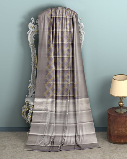 ساري كانجيفارام من الحرير الخالص بتصميم زاري منقوش باللونين الرمادي الفضي والأرجواني مع بالو لامع، 5.5 متر مع قطعة بلوزة، منسوج يدويًا من الهند - D22724