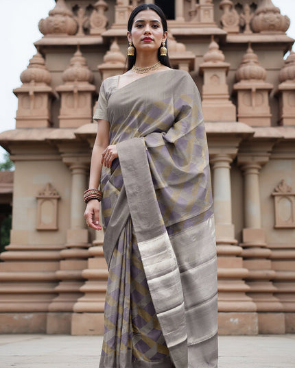 ساري كانجيفارام من الحرير الخالص بتصميم زاري منقوش باللونين الرمادي الفضي والأرجواني مع بالو لامع، 5.5 متر مع قطعة بلوزة، منسوج يدويًا من الهند - D22724